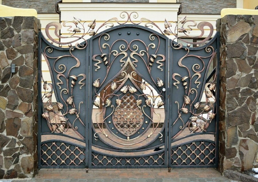 Ilus sepistatud metallist värav
