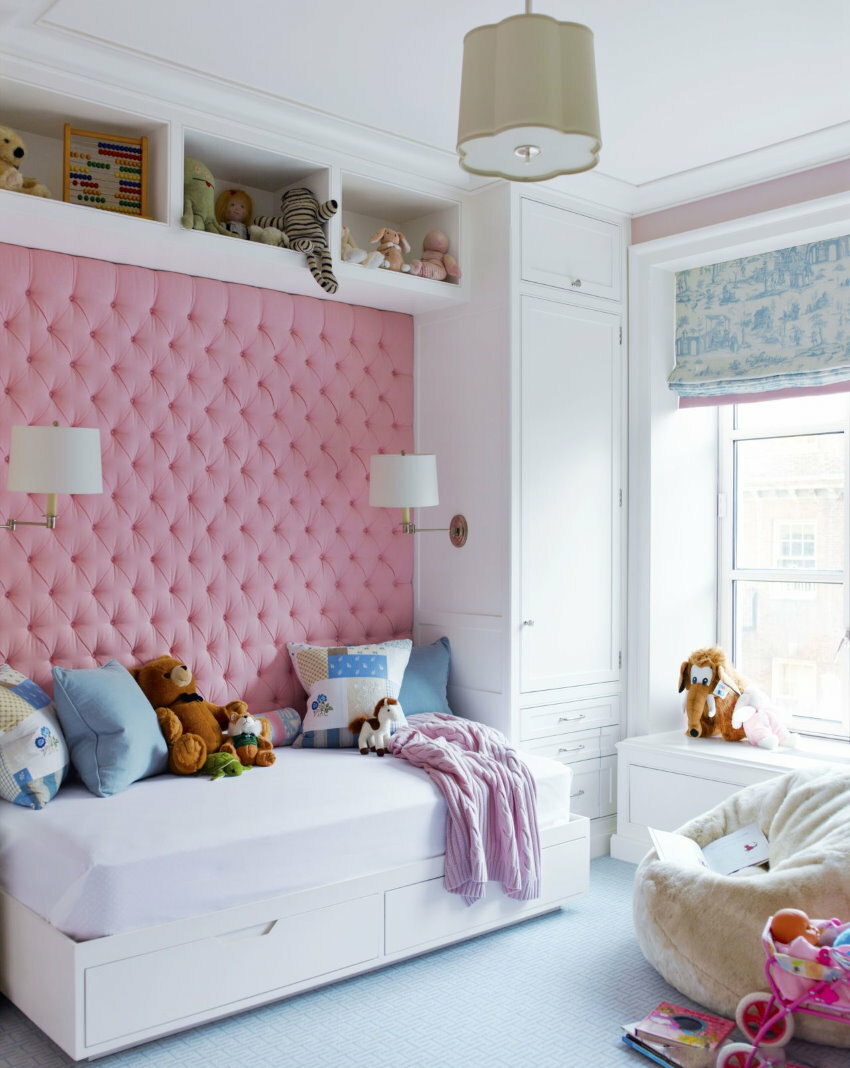 Roza stenska dekoracija nad posteljo za dekle