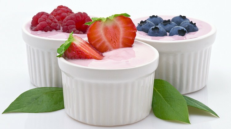 Cómo hacer yogur casero en una yogurtera: recetas con y sin masa madre, consejos culinarios