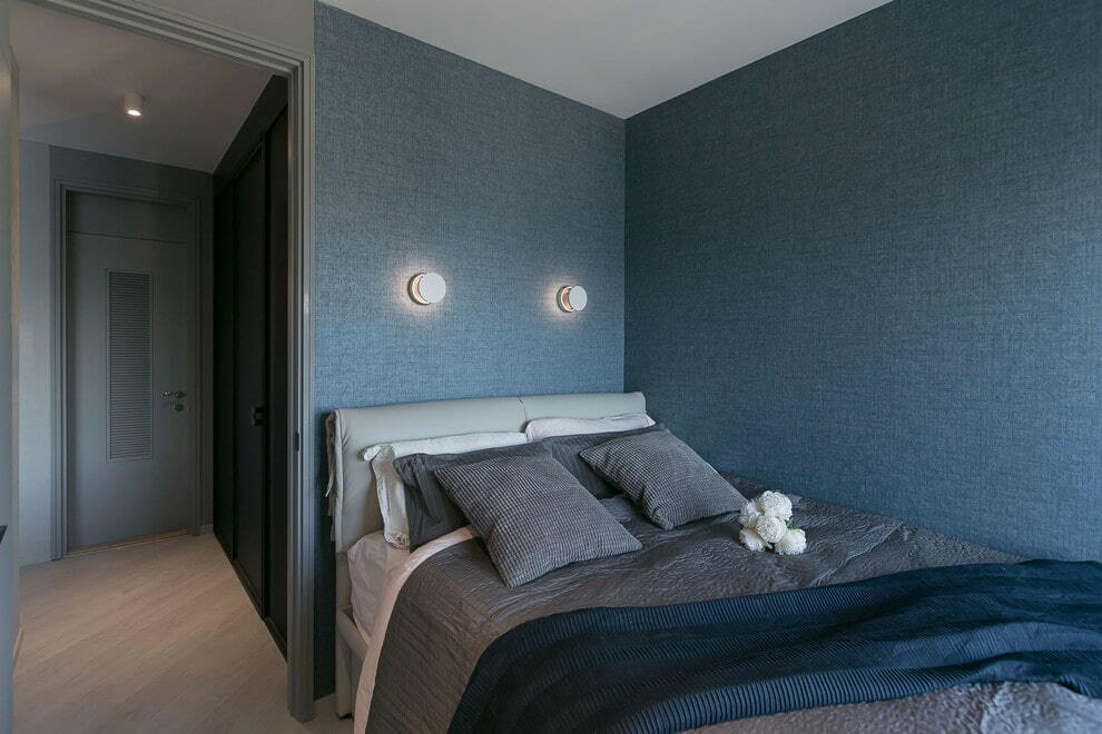 Papel tapiz azul oscuro en azul en el dormitorio de un adolescente