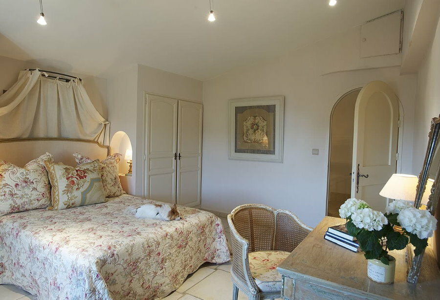 Lyst soveværelse i Provence -stil til en teenagepige