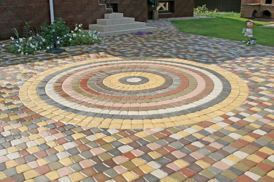 Mosaikverlegung von farbigen Fliesen im Garten