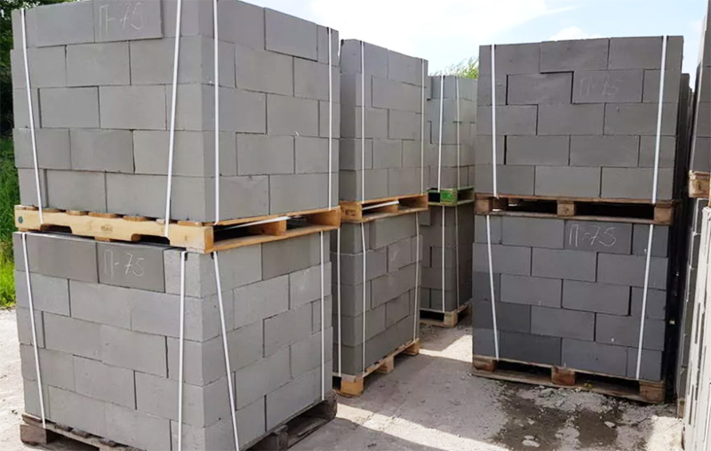 Building blocks are best stored on pallets, so there will be no direct contact with the ground, which means that the blocks will not collect water