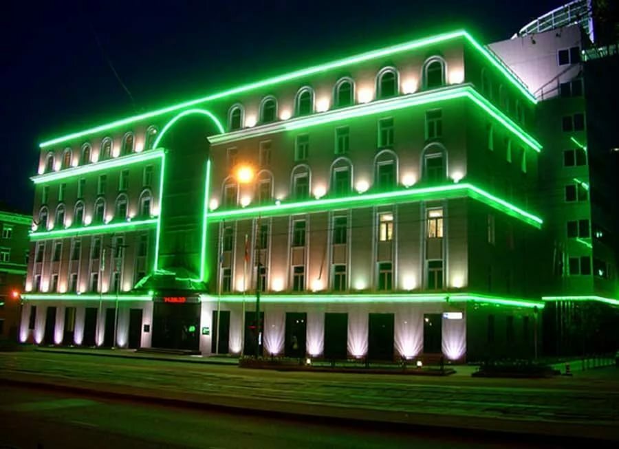 Neonska osvetlitev obrisov stavbe