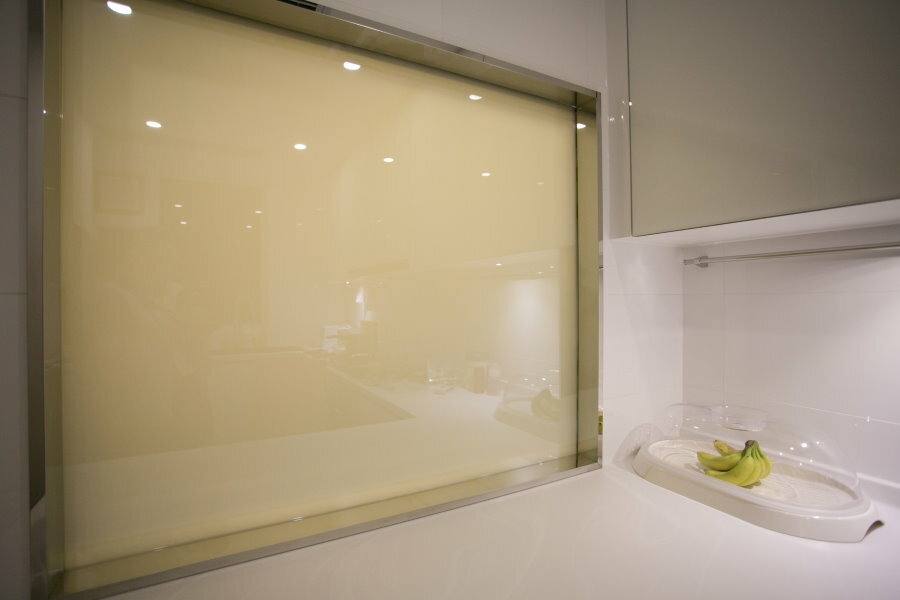 Smart Glass in einem großen Fenster über dem Badezimmer
