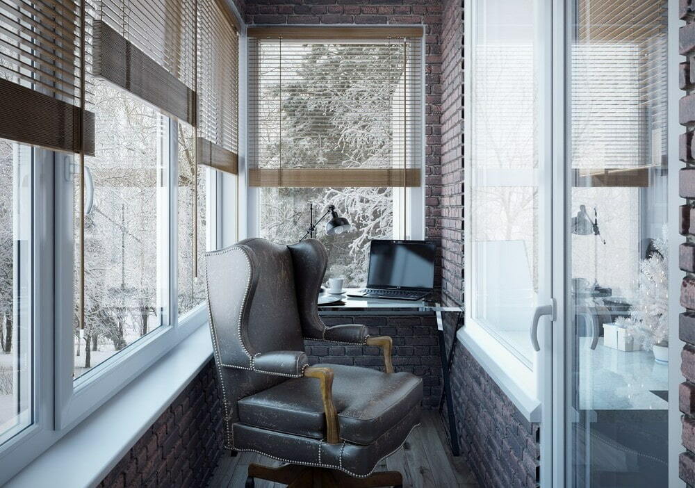 Kožená kancelářská židle na balkoně cihlového domu