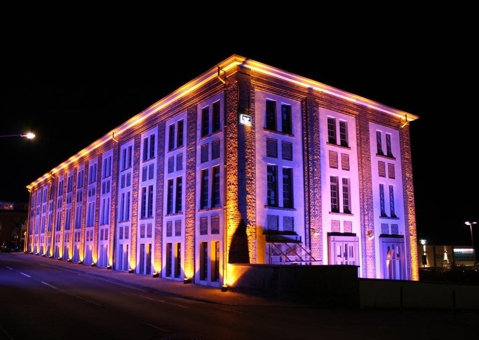Lepa osvetlitev fasad upravne stavbe