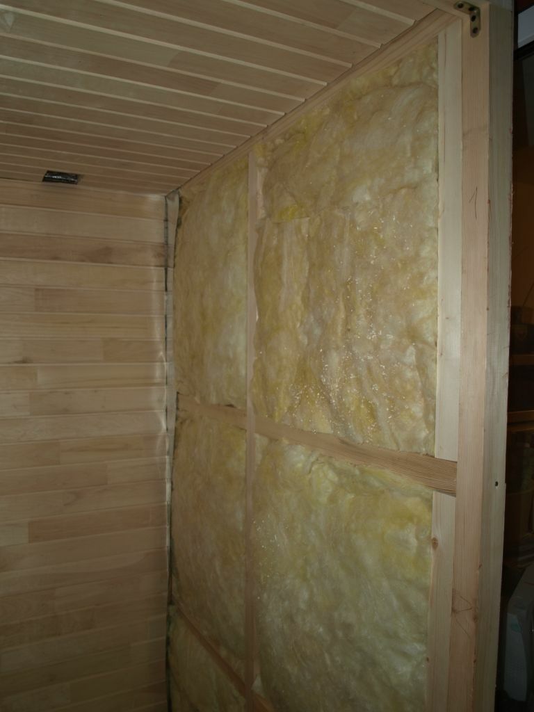 Esteras de lana mineral en la pared de la sauna del balcón