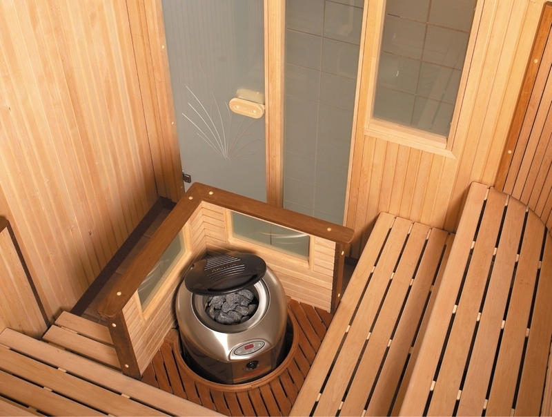 Estufa-chimenea en una sauna en miniatura en la logia