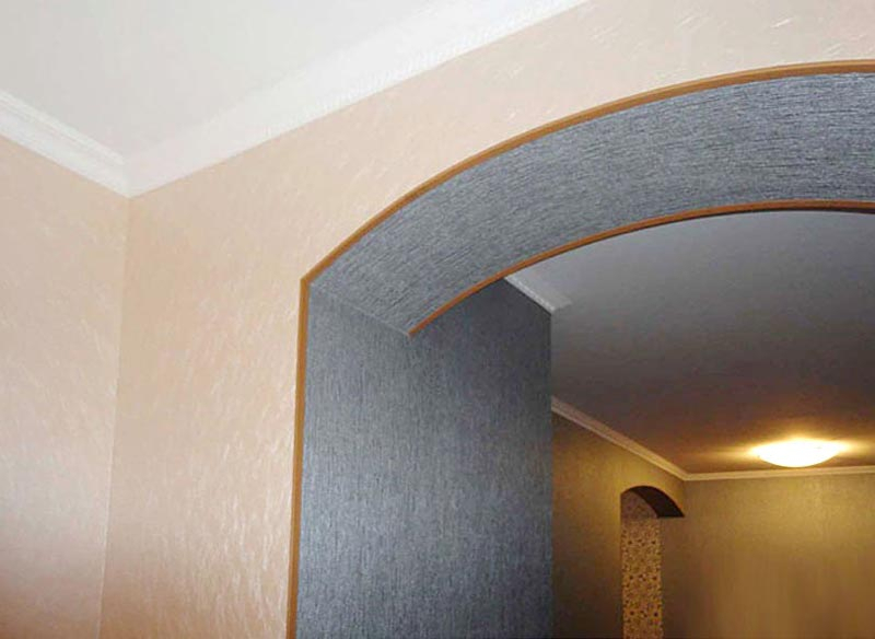 Colar o arco com papel de parede de vinil para gesso decorativo