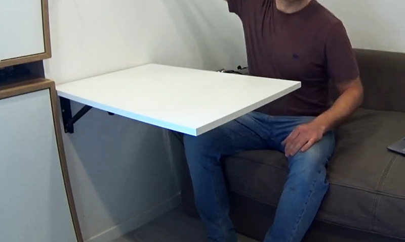 Eine Tischplatte, die an einem werkseitigen Klappmechanismus befestigt ist, ist die einfachste Version eines Klapptisches.