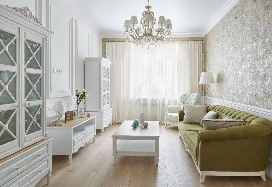 Oliven sofa i en hvid stue