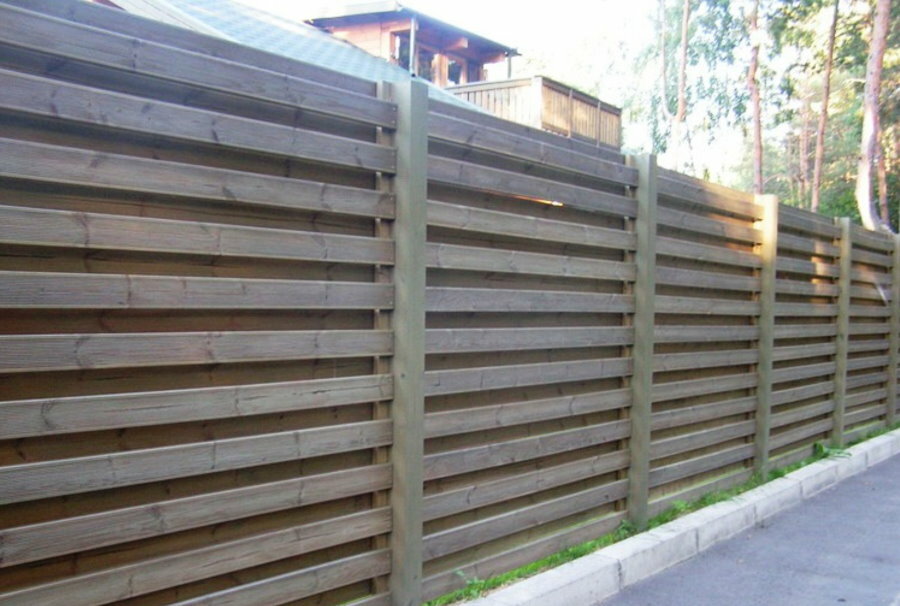 Robustní, horizontální prkenný plot