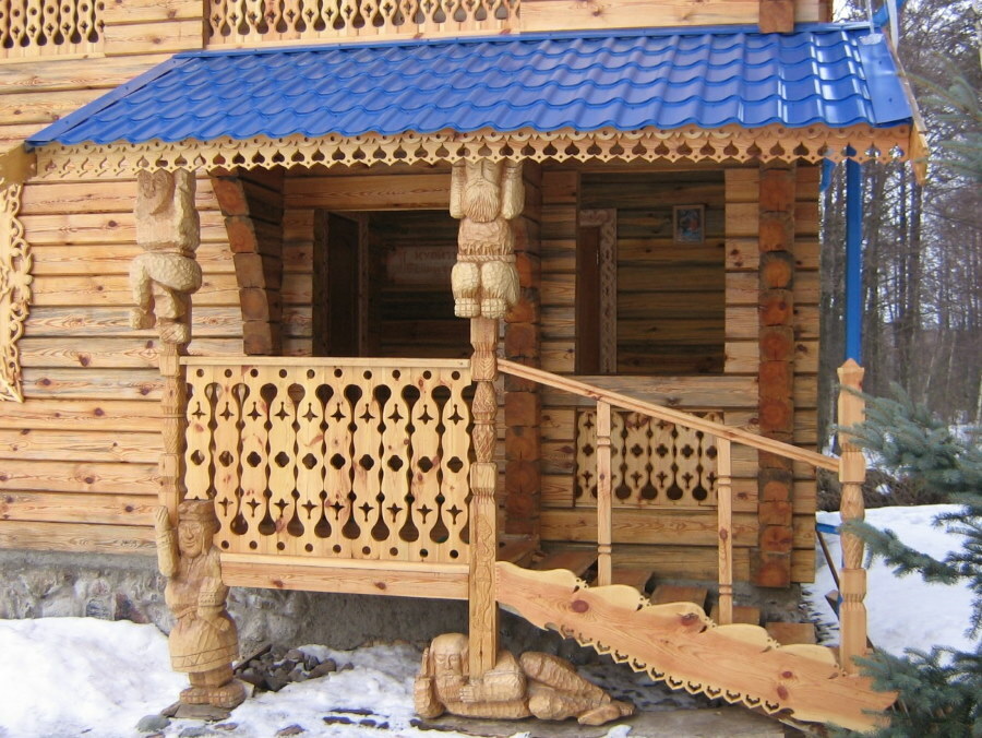 Il portico di una casa di tronchi con tettoia
