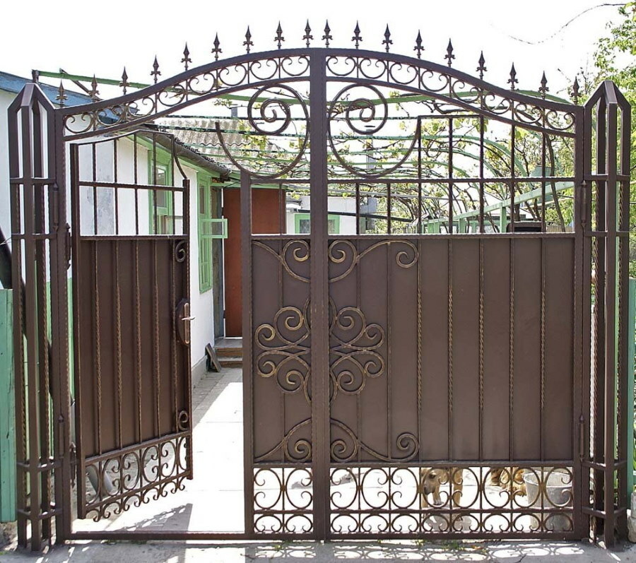 Metallist väravad sisseehitatud väravaga