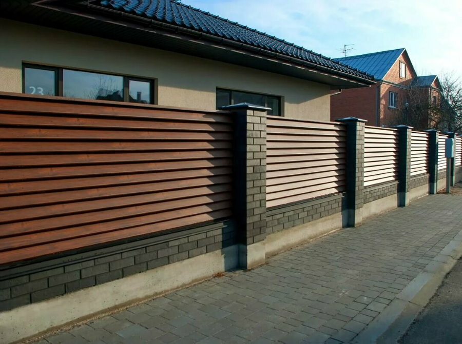 Moderní plot z dřevěných žaluzií před jednopatrovým domem