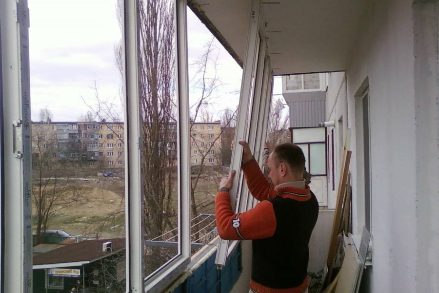 Malé zasklení balkonu s okny z PVC