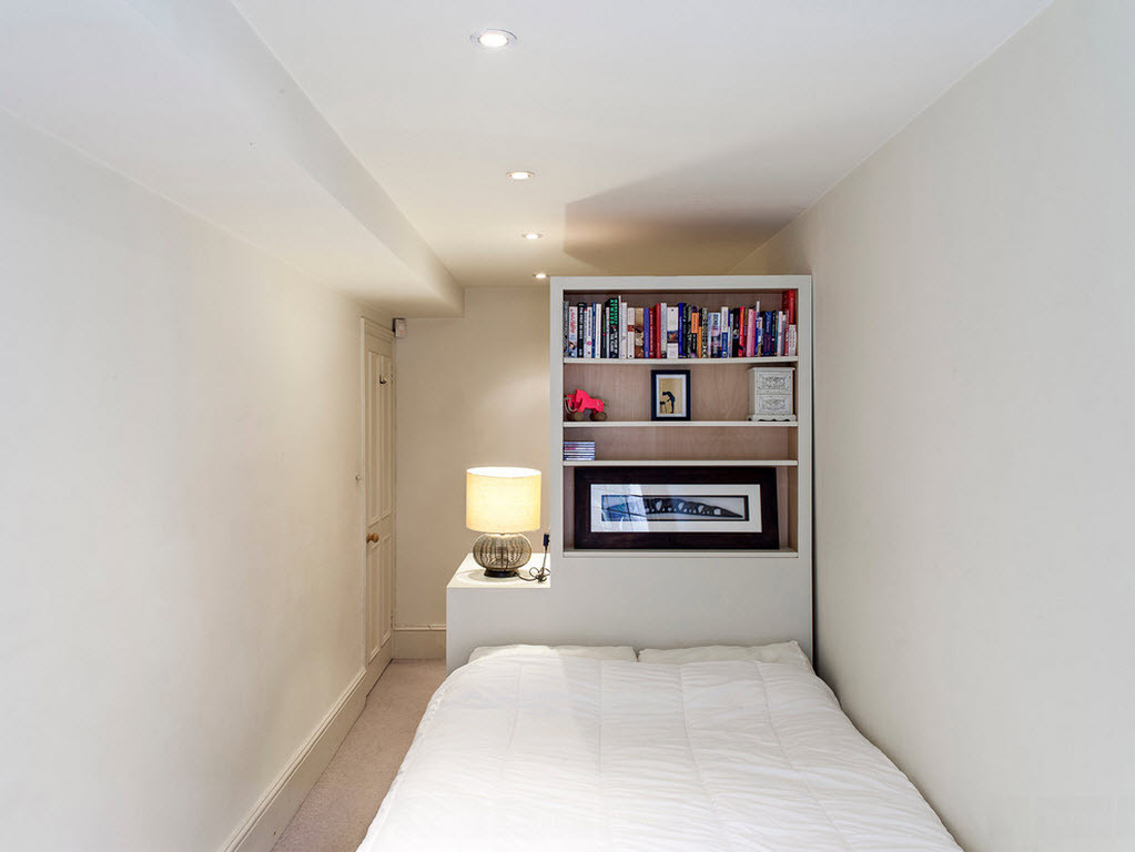 חדר שינה קטן עם קירות לבנים