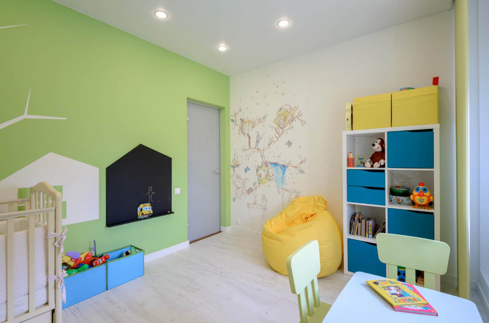 Hellgrün Wand des Raumes für ein kleines Kind