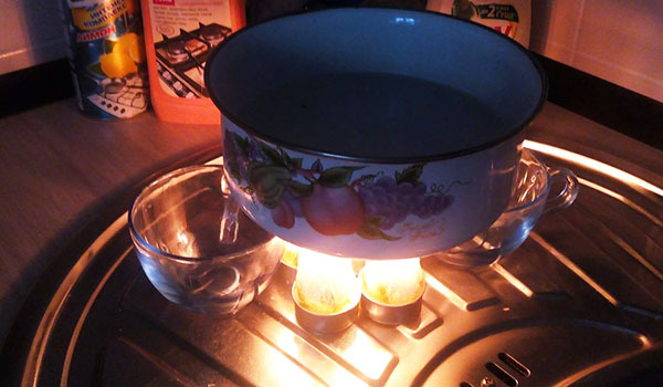 Ein paar gewöhnliche Kerzen bringen vielleicht keine Romantik, aber die Suppe wärmt sich nicht schlechter auf als eine Mikrowelle