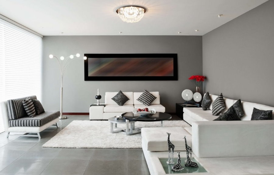 Biely nábytok v šedej obývačke v minimalistickom štýle
