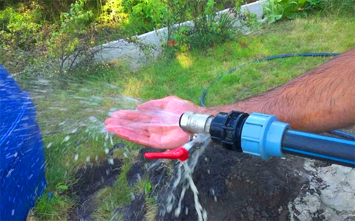 Wenn das Wasser zu schmutzig ist, verwenden Sie automatische Pumpen, zumindest bis der Brunnen sauber ist.