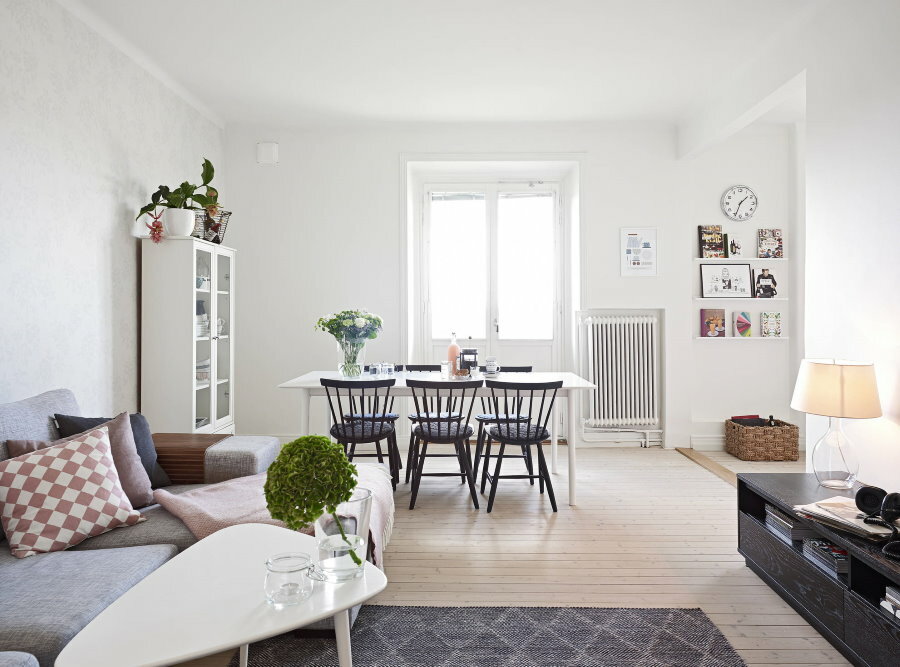 Lyst værelse med hvide vægge i skandisk stil