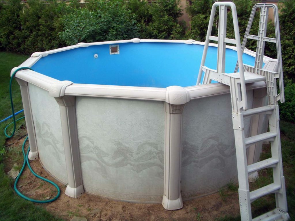Pequeña piscina circular con escalera