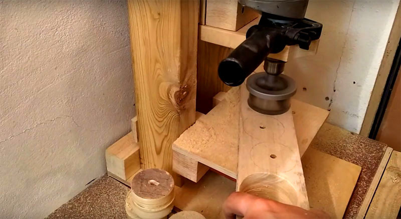 Aby wykonać bęben, będziesz musiał przygotować kilka drewnianych części za pomocą specjalnej okrągłej przystawki do wiercenia.