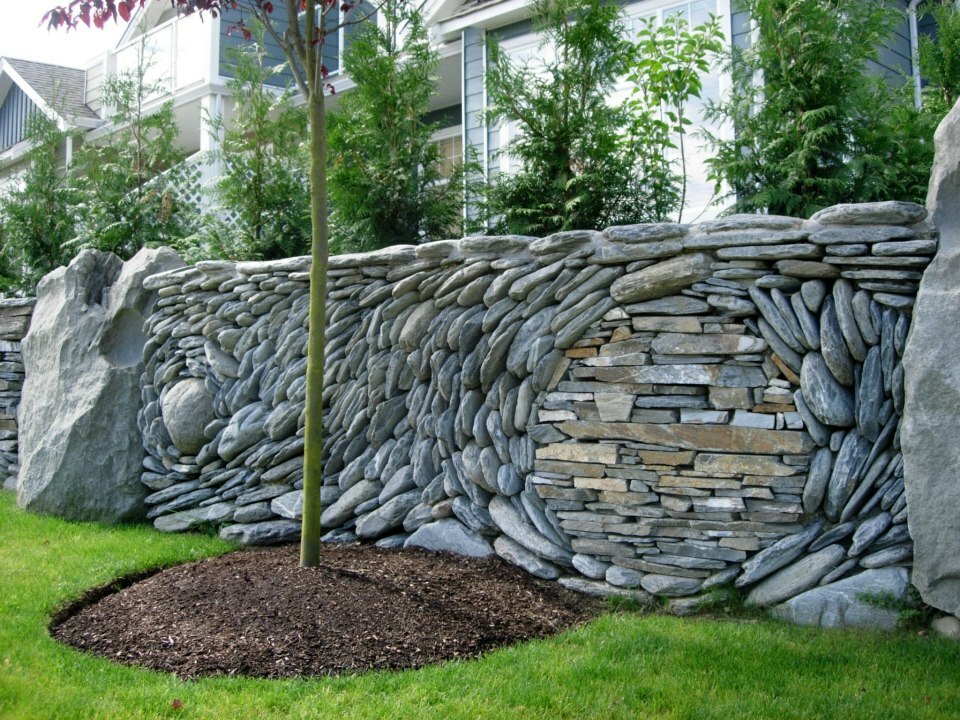 Taş çit: doğal veya vahşi taş, parke taşı ve ahşap kullanımı