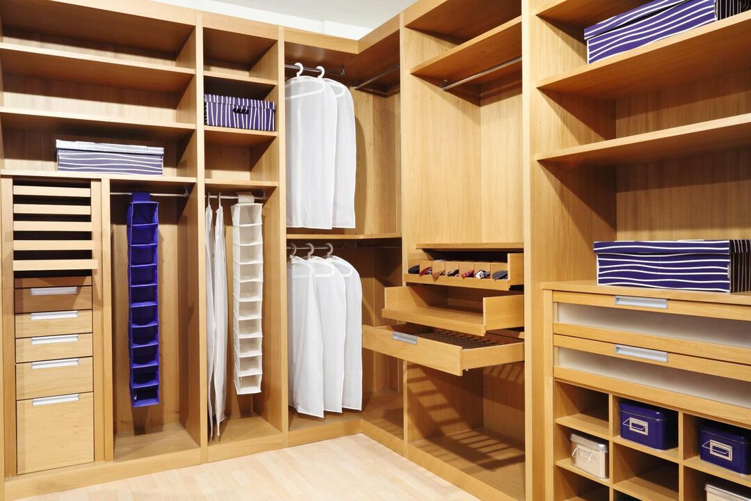 Enchimento de guarda-roupas e guarda-roupas: opções de organização, altura e largura das prateleiras