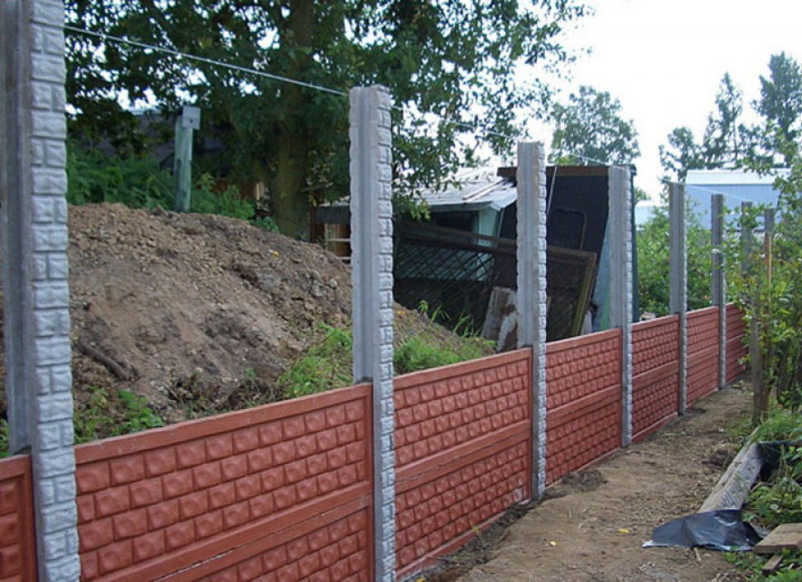 Installation of a sectional reinforced concrete fence