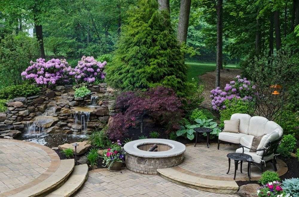 Una acogedora zona de estar en el jardín estilo mixto