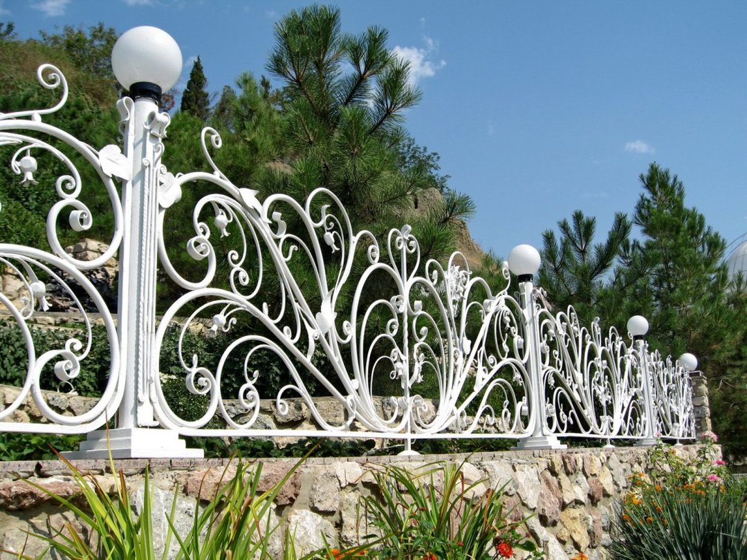 Kované ohradenie: fotky krásnych ploty s kované prvky pre rodinné domy