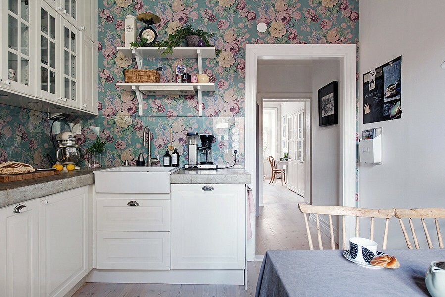 Blumentapete in der Küche mit weißen Möbeln
