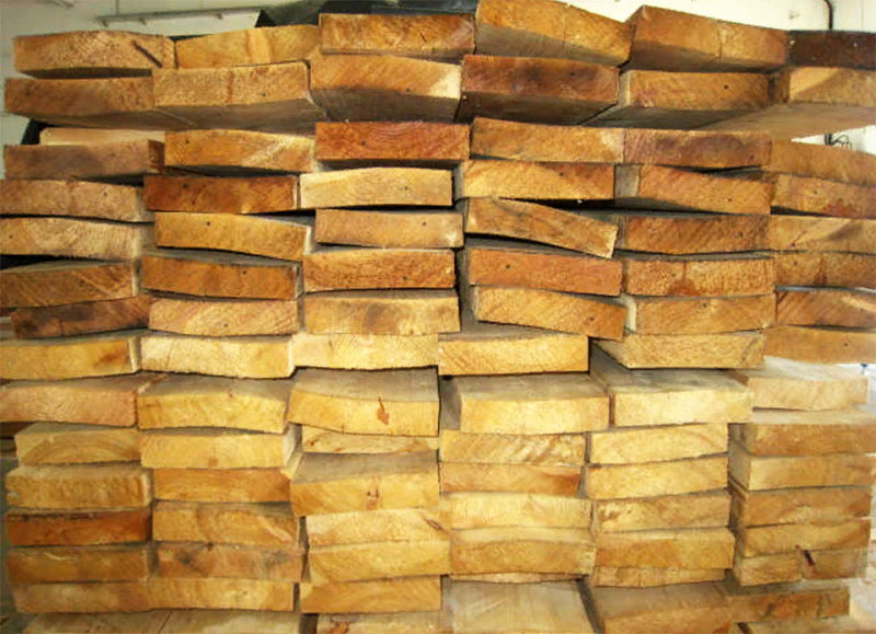 Der Punkt ist nicht nur, dass feuchtes Holz schneller verrottet, sondern sich auch im Laufe der Zeit beim natürlichen Trocknen verformt.