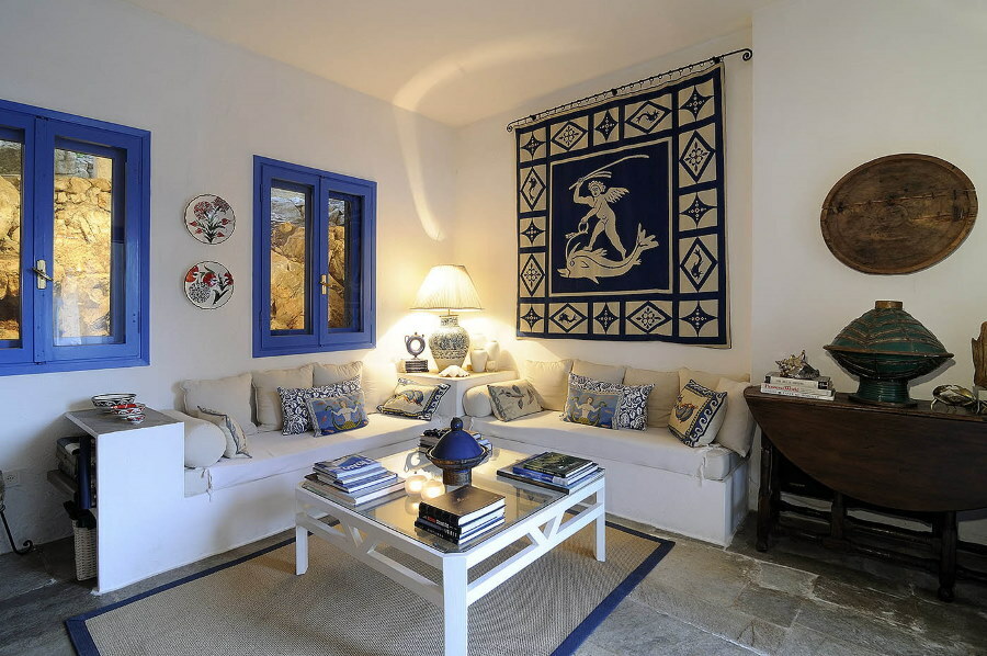 Niebieskie ramki w pokoju w stylu śródziemnomorskim