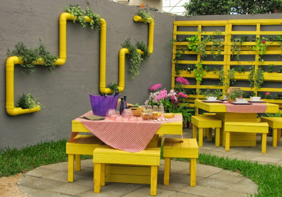 Primer okrasitve sive ograje z rumenimi poudarki