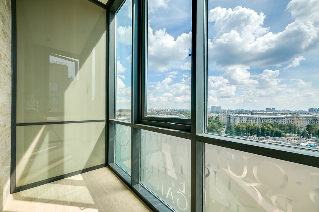 panoramatické okná na balkóne