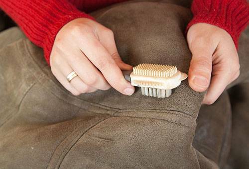 How to clean a sheepskin coat at home without harm to the skin