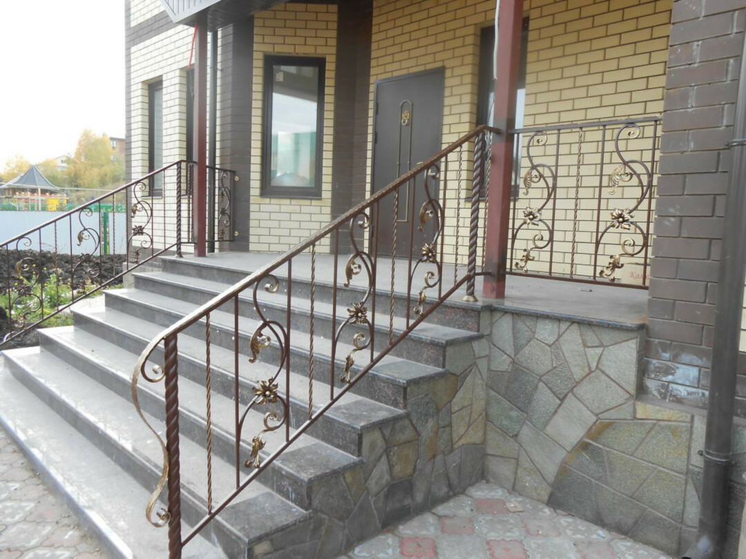 Foto di finitura di un portico in cemento in una casa privata