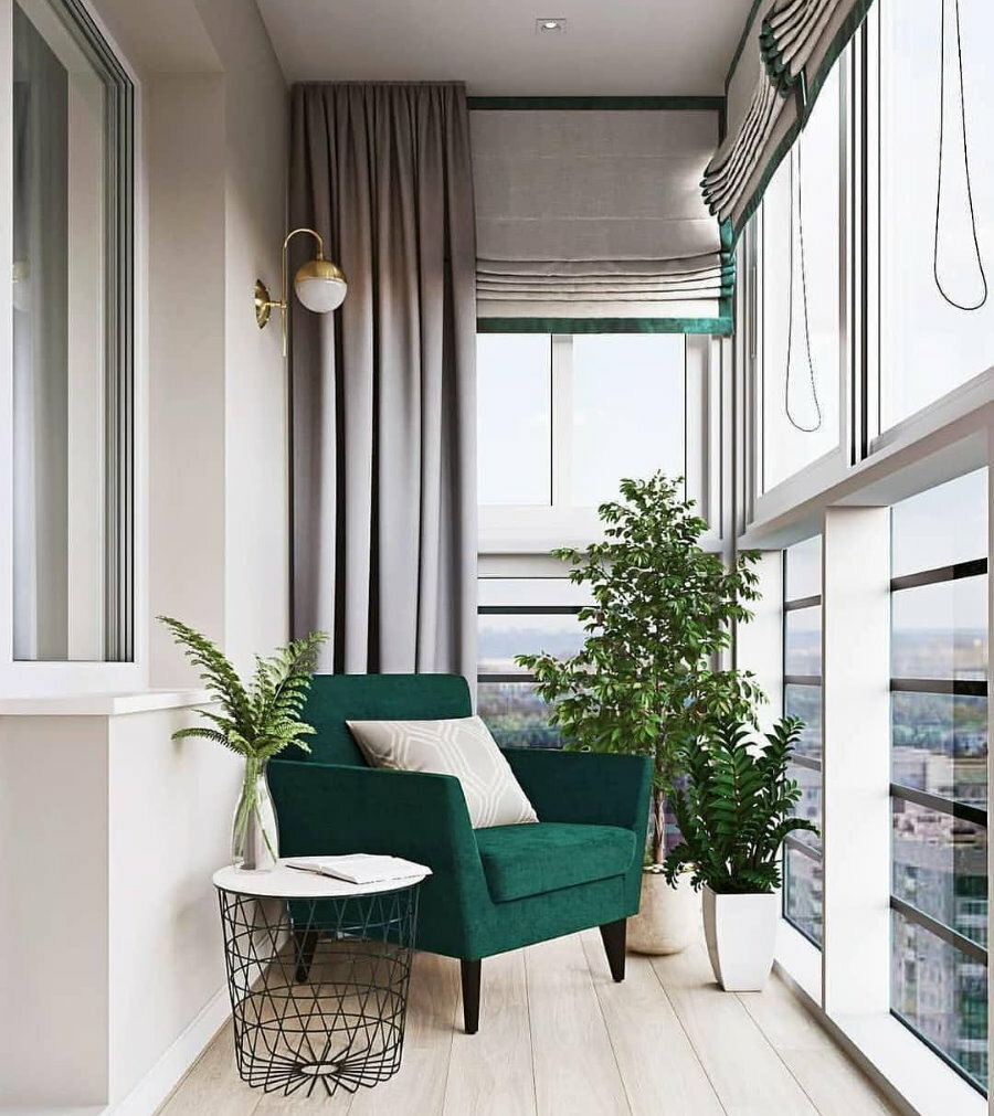 Smaragdové křeslo na pohodlném balkoně