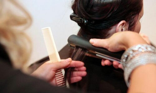 Cómo elegir planchar y enderezar: hacemos un hermoso peinado