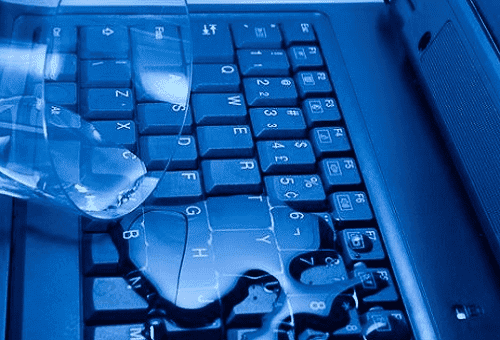 Rozliaty kvapalina na notebooku alebo klávesnici počítača - čo robiť, aby sa zabránilo rozbitím?
