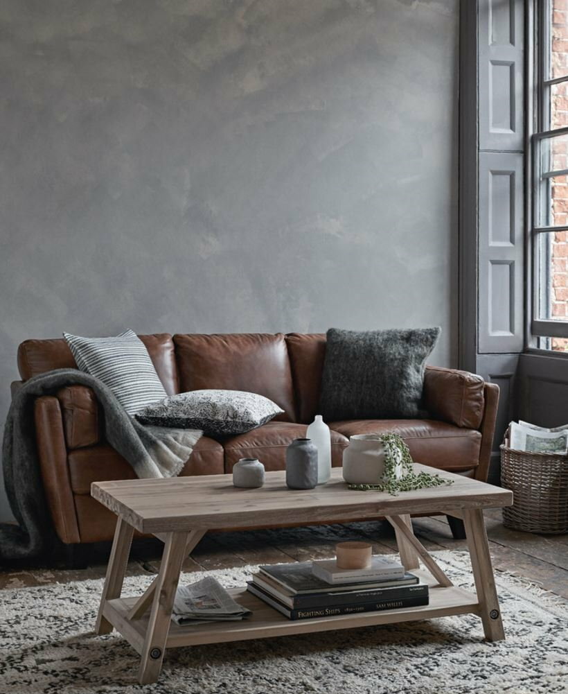 Braunes Sofa gegen eine graue Wand