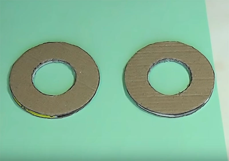 Machen Sie aus Wellpappe zwei identische Ringe mit einem Durchmesser von etwa 10-14 cm