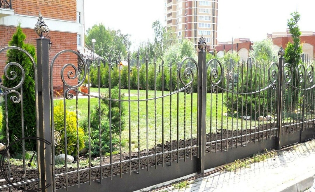 szekcionált kerítés kovácsolt-hegesztett tervezési fotó