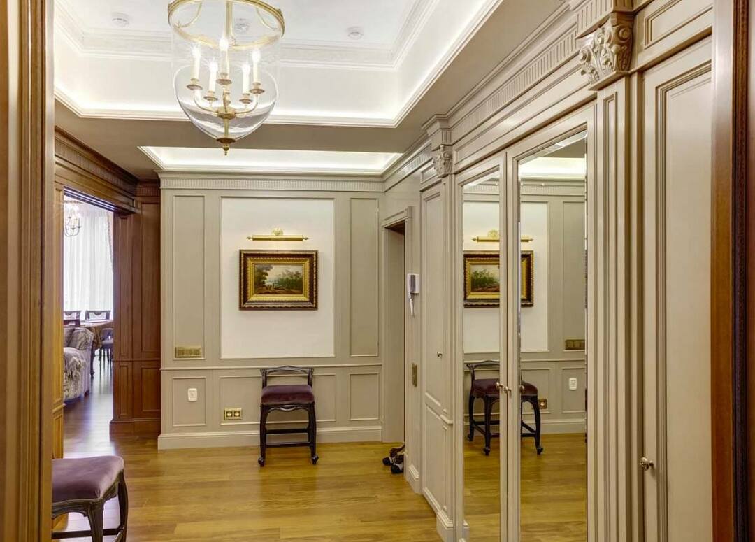 Pasillo en un estilo clásico: ejemplos de muebles en el interior de la habitación, foto de diseño.