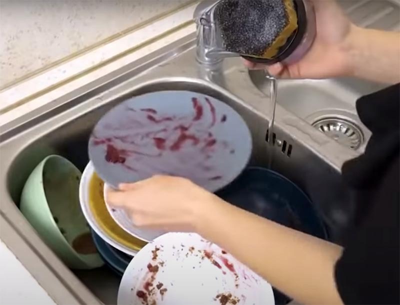 אם אתה מתחיל לשטוף את הכלים, פשוט הפוך את הצנצנת הפוכה, נוזל מדיח הכלים ייפול על הספוג הלח.