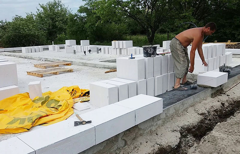 Casa in cemento cellulare: come proteggere i blocchi dall'acqua